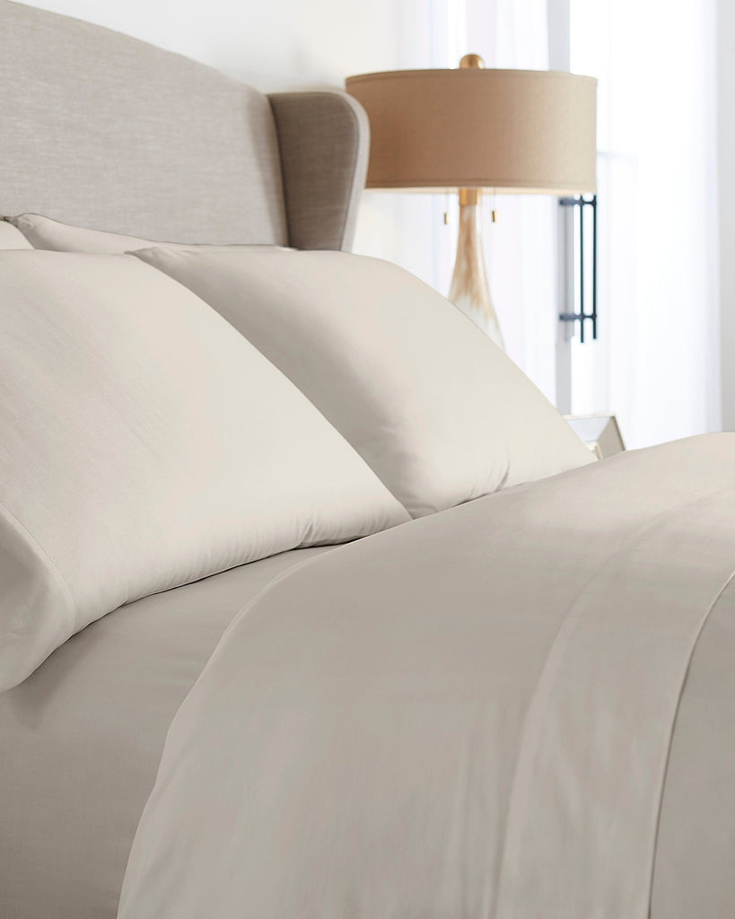 Queen 300 Thread Count Ultra Soft Fitted Sheet White - Threshold™